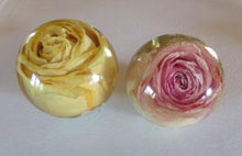 Load image into Gallery viewer, Premium Paper Weight , Paper Weight Cube Big Size, Square paper Weight with Preserved Flowers and Company Logo, Crystal Clear paper Weight , Resin Paper Weight, Glass Paper Weight, Big Glass paper Weight