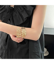Load image into Gallery viewer, 3PCS Arm Cuff Jewellery for Women Hand Accessories for Women, Cuff Bracelet for Woman Fashion and Adjustable Stylish Jewelry for Everyday Wear Special Occasions Parties Weddings And Casual Outings (3Pcs Leaves)
