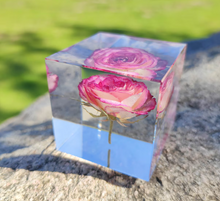 Load image into Gallery viewer, Premium Paper Weight , Paper Weight Cube Big Size, Square paper Weight with Preserved Flowers and Company Logo, Crystal Clear paper Weight , Resin Paper Weight, Glass Paper Weight, Big Glass paper Weight

