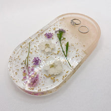 Load image into Gallery viewer, Dried Flower Resin Ring Dish with Gold Flakes, Handmade Jewelry Tray
