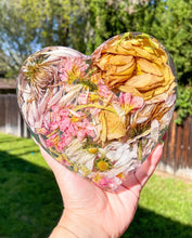 Load image into Gallery viewer, Dried floral resin heart, valentine gift, anniversary gift, gift for him , gift for her,
