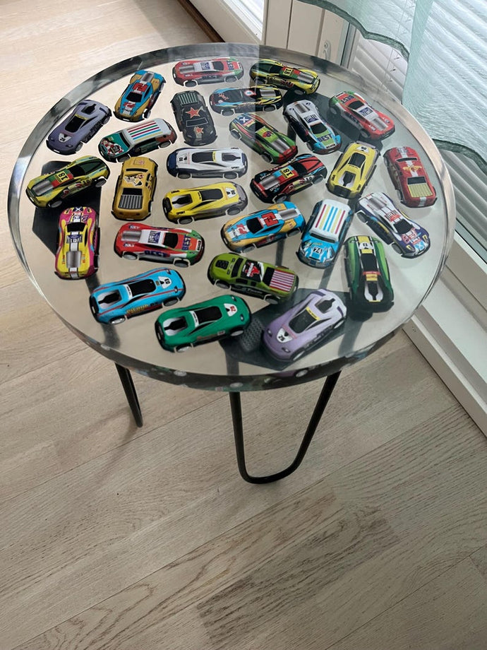 Center Table made of Epoxy Resin with cars inside, gift for the house, and mother, end table, round coffee table, epoxy table