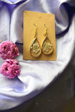 Load image into Gallery viewer, Clear Resin Pendant with Pressed Flower
