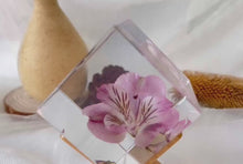 Load and play video in Gallery viewer, Floral Preservation |Garland Floral Preservation | Wedding Invitation Card Floral Preservation | Wedding Floral Preservation | Resin Floral Preservation | Bridal Bouquet Preservation | Resin Floral Block | Custom Bouquet Preservation
